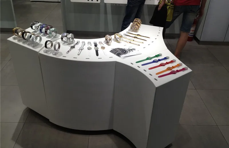 商业空间-某知名手表品牌展示柜-HIMACS纯白-弧形边形-热弯成型